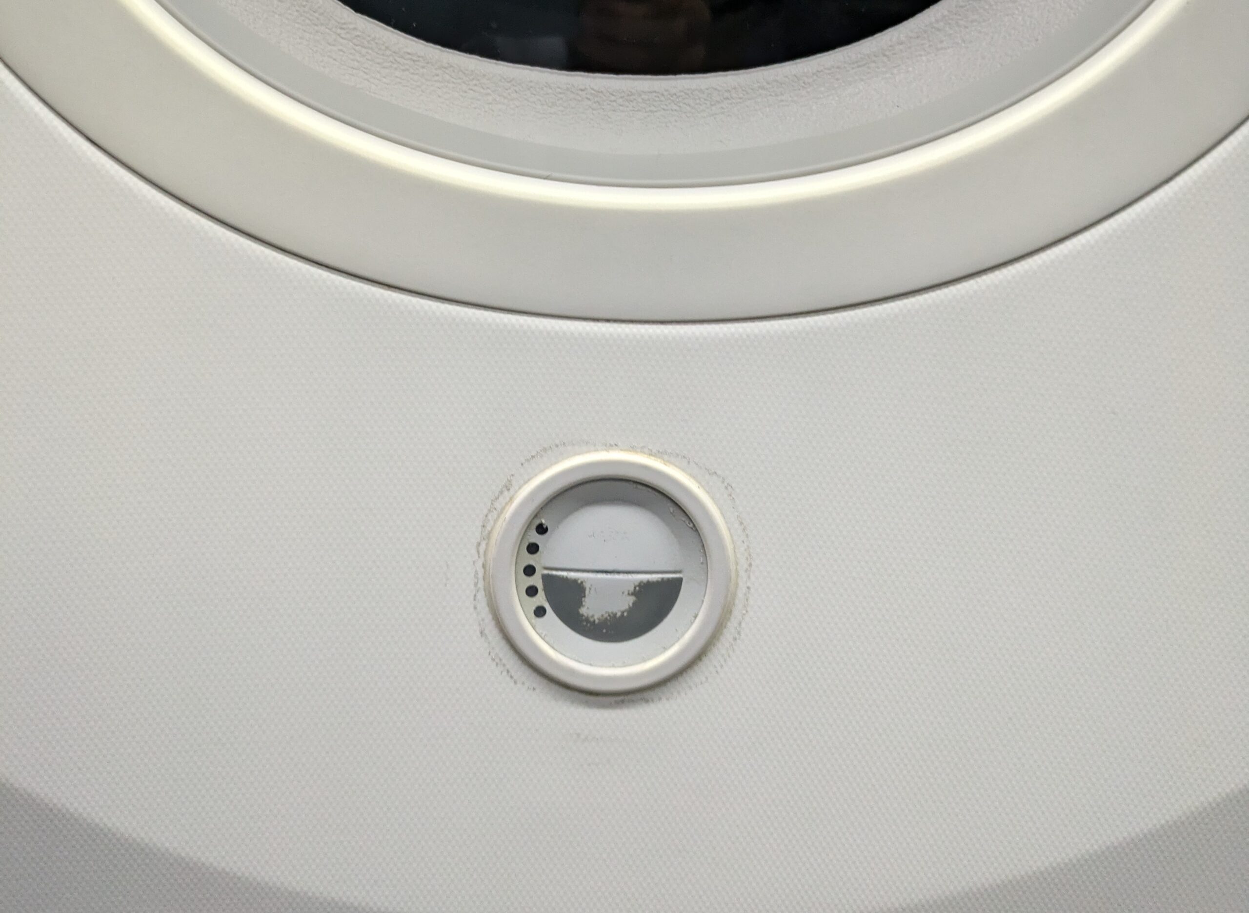 飛行機の窓 これなに？飛行機の窓の下についている「丸」｜みかんブログ